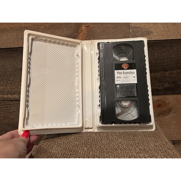 The Goonies (1985) VHS, 1994 Warner Home Video, Family Entertainment‎ Clamshell - Picture 6 of 7
